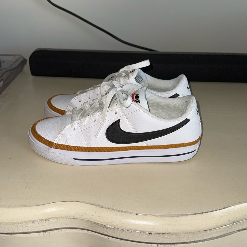 Women’s size 8 Nikes